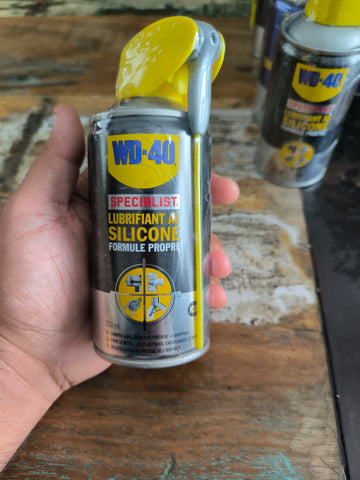 WD40 LUBRIFIANT AU SILICONE FORMULE PROPRE